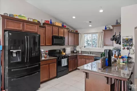 Kitchen - 8715 Broadstone Pl, Bakersfield, CA 93306 photo 4 of 6