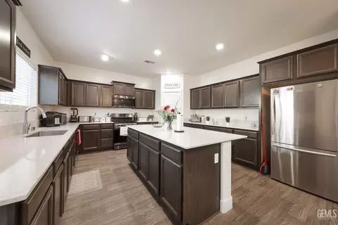 Kitchen - 9600 Cobble Creek Dr, Shafter, CA 93263 photo 2 of 3