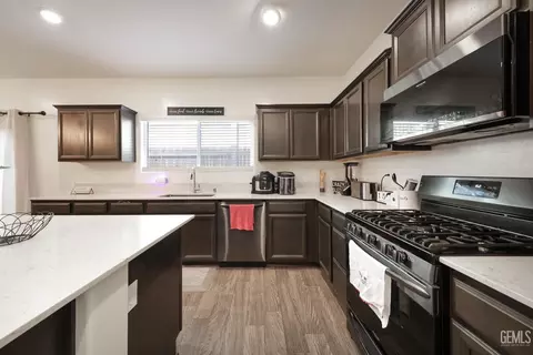 Kitchen - 9600 Cobble Creek Dr, Shafter, CA 93263 photo 3 of 3