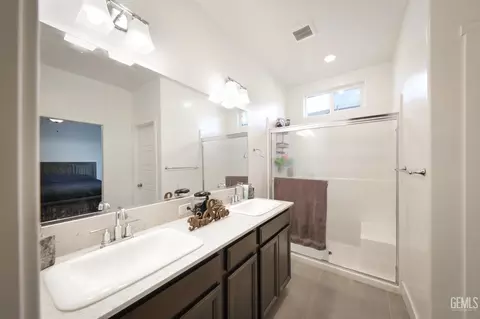 Bath - 9600 Cobble Creek Dr, Shafter, CA 93263 photo 2 of 2