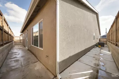 Exterior - 9600 Cobble Creek Dr, Shafter, CA 93263 photo 5 of 6