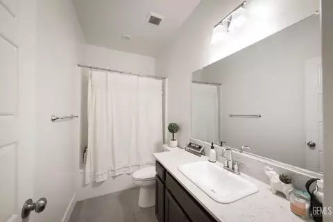 Bath - 9600 Cobble Creek Dr, Shafter, CA 93263 photo 1 of 2