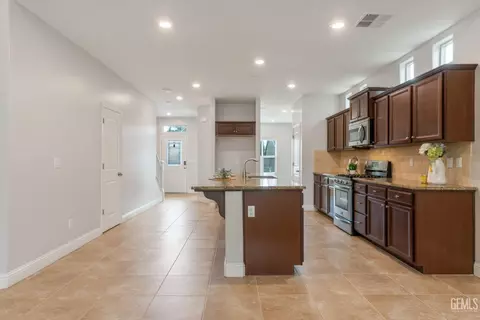 Kitchen - 9112 Red Pine Dr, Shafter, CA 93263 photo 6 of 10