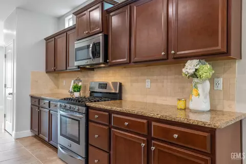 Kitchen - 9112 Red Pine Dr, Shafter, CA 93263 photo 7 of 10