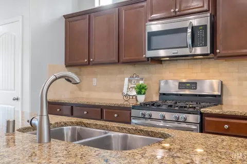 Kitchen - 9112 Red Pine Dr, Shafter, CA 93263 photo 9 of 10