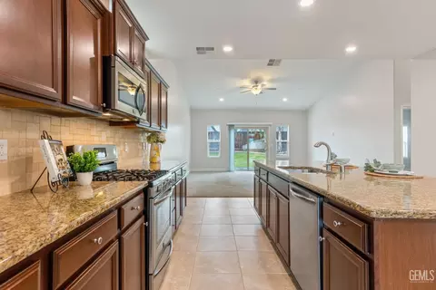 Kitchen - 9112 Red Pine Dr, Shafter, CA 93263 photo 1 of 10