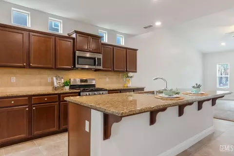 Kitchen - 9112 Red Pine Dr, Shafter, CA 93263 photo 3 of 10