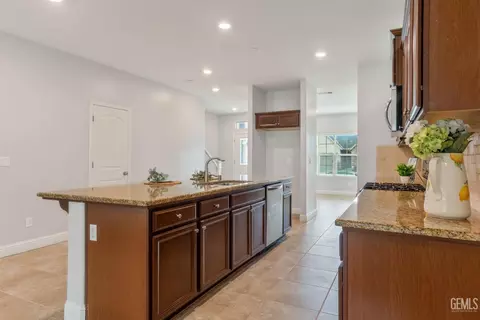 Kitchen - 9112 Red Pine Dr, Shafter, CA 93263 photo 8 of 10