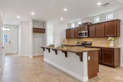 Kitchen - 9112 Red Pine Dr, Shafter, CA 93263 photo 5 of 10