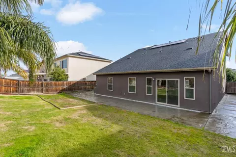 Exterior - 9112 Red Pine Dr, Shafter, CA 93263 photo 7 of 9