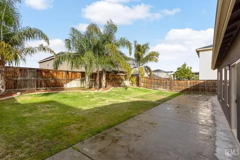 Exterior - 9112 Red Pine Dr, Shafter, CA 93263 photo 5 of 9