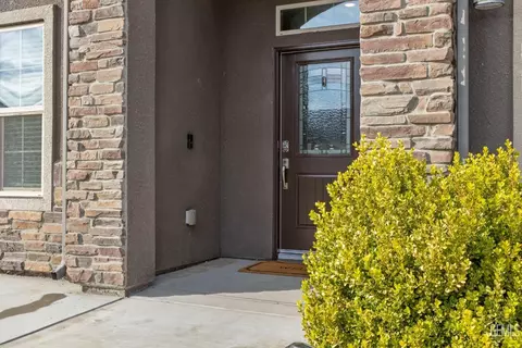 Exterior - 9112 Red Pine Dr, Shafter, CA 93263 photo 4 of 9