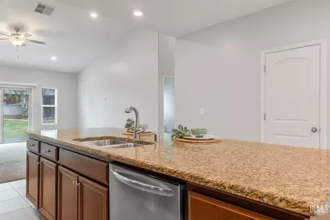 Kitchen - 9112 Red Pine Dr, Shafter, CA 93263 photo 4 of 10
