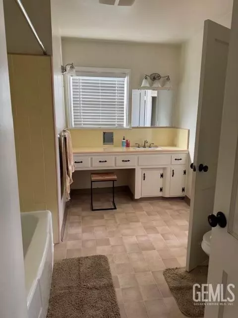 Bath - 1945 Sunset St, Wasco, CA 93280 photo 1 of 2