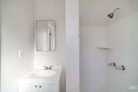 Bath - 1410 10th Ave, Delano, CA 93215 photo 2 of 2
