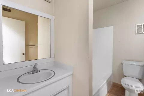 Bath - 28 Meadow Lakes Dr, Tehachapi, CA 93561 photo 1 of 1