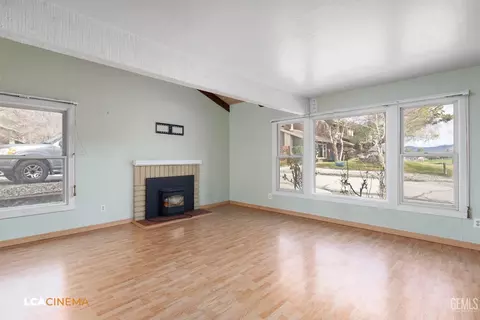 Living - 28 Meadow Lakes Dr, Tehachapi, CA 93561 photo 3 of 3