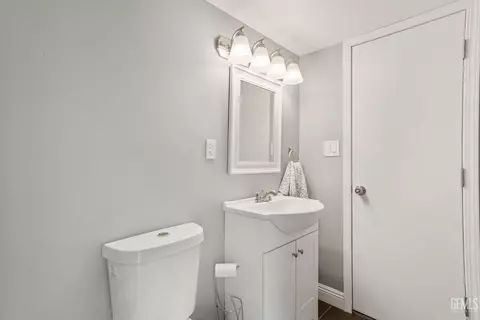 Bath - 3412 Wicklow Ct, Bakersfield, CA 93314 photo 5 of 5