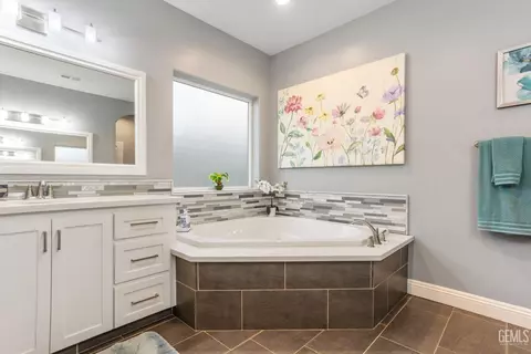 Bath - 3412 Wicklow Ct, Bakersfield, CA 93314 photo 3 of 5