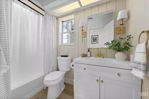 Bath - 21309 Prospect Ave, Tehachapi, CA 93561 photo 1 of 2