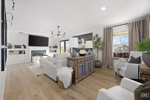 Living - 21309 Prospect Ave, Tehachapi, CA 93561 photo 2 of 2