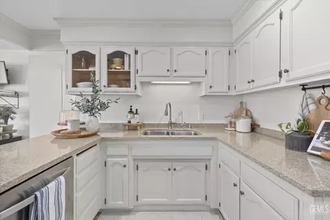 Kitchen - 21309 Prospect Ave, Tehachapi, CA 93561 photo 4 of 6
