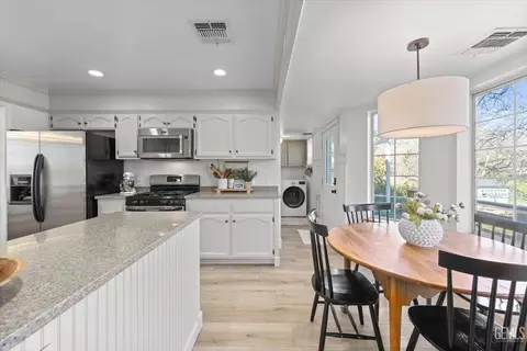 Kitchen - 21309 Prospect Ave, Tehachapi, CA 93561 photo 5 of 6