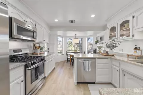 Kitchen - 21309 Prospect Ave, Tehachapi, CA 93561 photo 6 of 6