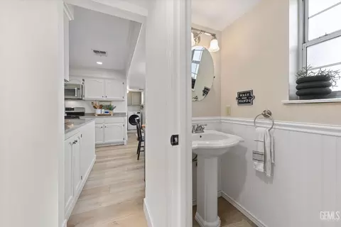 Bath - 21309 Prospect Ave, Tehachapi, CA 93561 photo 2 of 2