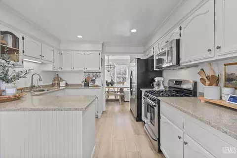 Kitchen - 21309 Prospect Ave, Tehachapi, CA 93561 photo 2 of 6