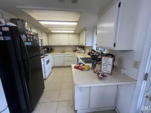 Kitchen - 28340 Carry Back Ct, Tehachapi, CA 93561 photo 1 of 2