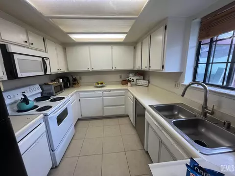 Kitchen - 28340 Carry Back Ct, Tehachapi, CA 93561 photo 2 of 2