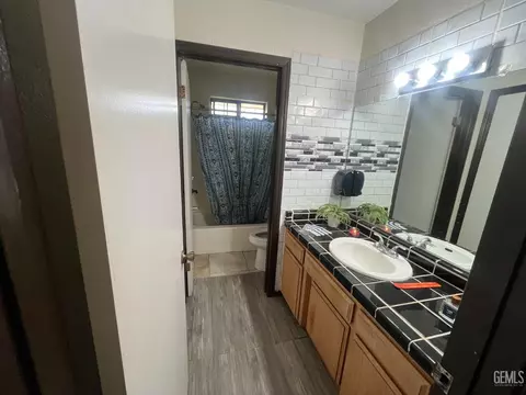 Bath - 28340 Carry Back Ct, Tehachapi, CA 93561 photo 2 of 2