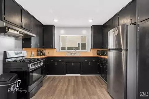 Kitchen - 242 Pine St, Shafter, CA 93263 photo 2 of 3