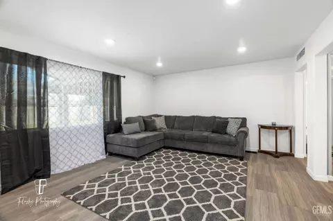 Living - 242 Pine St, Shafter, CA 93263 photo 5 of 5