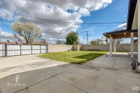 Exterior - 242 Pine St, Shafter, CA 93263 photo 13 of 14