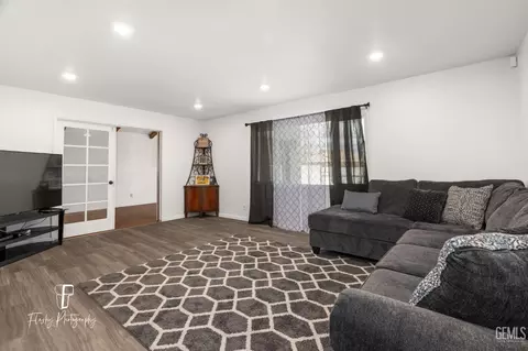 Living - 242 Pine St, Shafter, CA 93263 photo 1 of 5