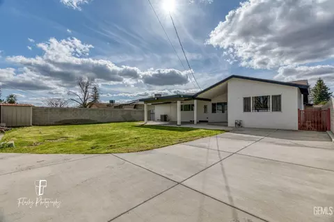 Exterior - 242 Pine St, Shafter, CA 93263 photo 12 of 14