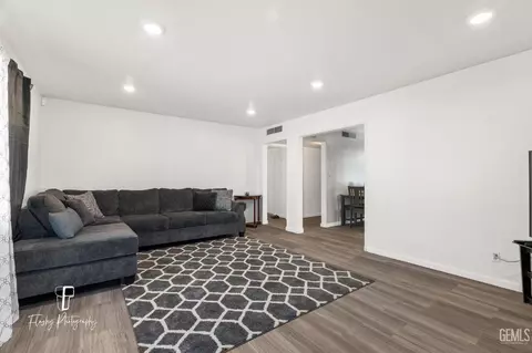 Living - 242 Pine St, Shafter, CA 93263 photo 4 of 5