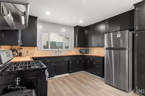 Kitchen - 242 Pine St, Shafter, CA 93263 photo 3 of 3