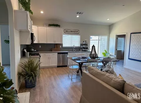 8501 Grandy St, Bakersfield, CA 93314 photo 3