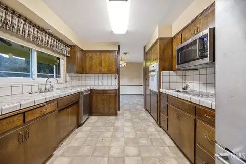 Kitchen - 2812 Mccray Rd, Mountain Mesa, CA 93240 photo 3 of 3