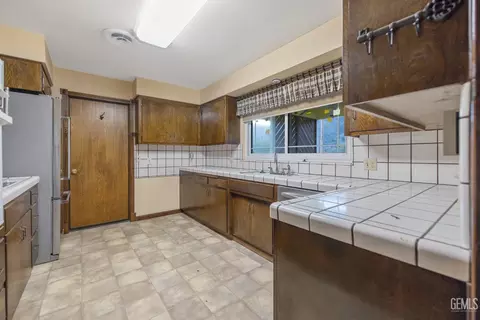 Kitchen - 2812 Mccray Rd, Mountain Mesa, CA 93240 photo 2 of 3