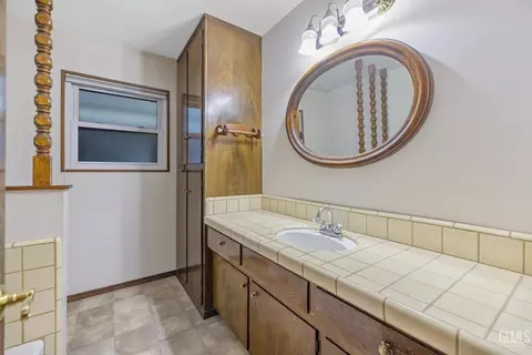 Bath - 2812 Mccray Rd, Mountain Mesa, CA 93240 photo 1 of 3