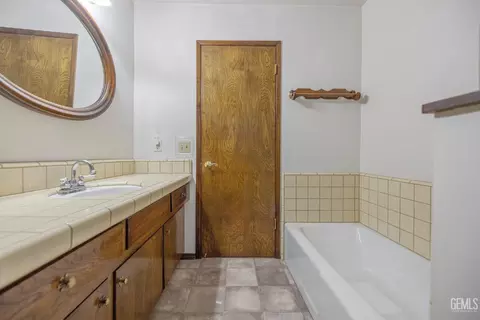 Bath - 2812 Mccray Rd, Mountain Mesa, CA 93240 photo 2 of 3
