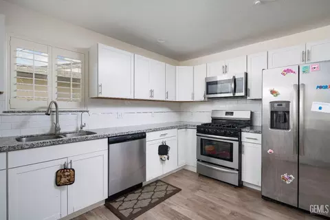 Kitchen - 78 W Indianapolis Ave, Clovis, CA 93612 photo 2 of 2