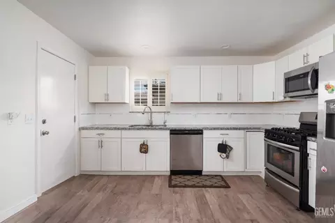 Kitchen - 78 W Indianapolis Ave, Clovis, CA 93612 photo 1 of 2