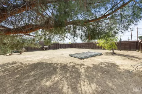 Exterior - 101 E Woodrow St, Taft, CA 93268 photo 8 of 12