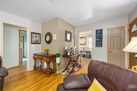 Living - 101 E Woodrow St, Taft, CA 93268 photo 2 of 7
