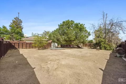 Exterior - 101 E Woodrow St, Taft, CA 93268 photo 10 of 12